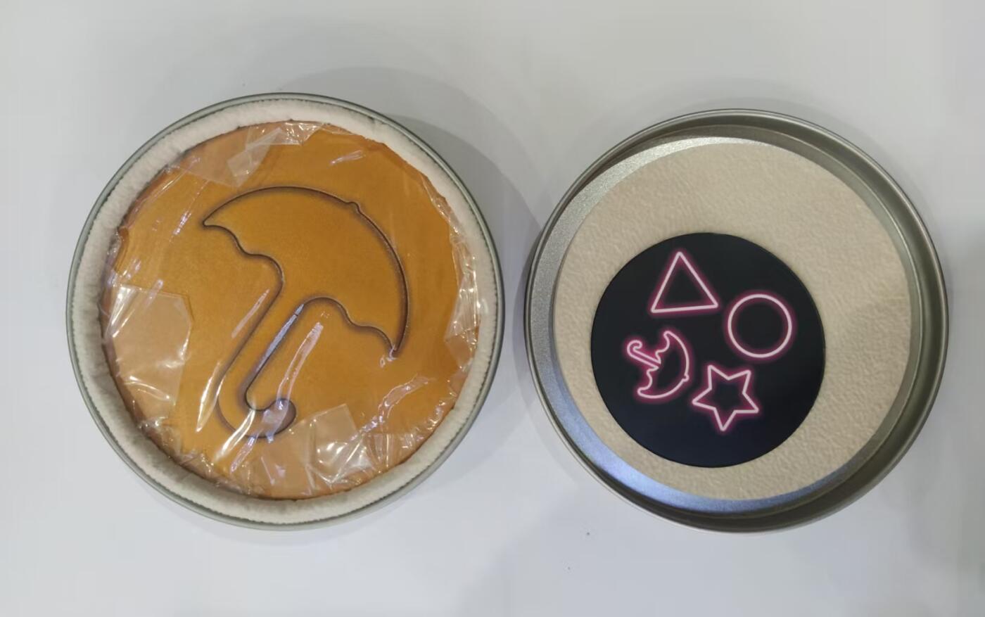 ❤️【币观天下】❤️ 第320期钱币拍卖- 2025.8.8周五晚上6点半场-长期征集拍品 纽埃2022年，《鱿鱼游戏》异形图案符号-蜂窝伞，2盎司超加大(直径达80mm)，可分离币中币，整体镀雅金,异形币中币纪念银币. 盒证全.证书号“099”,难得的超靓号码. 国外售价415美元