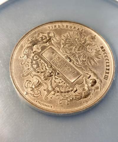 甄臻铺-世界币章拍卖（第28期），送拍享返佣金等优惠多多 NGC-MS64RB 1883年奥地利图形协会纪念铜章，正面雕刻有“IN LIGNO LAPIDE PINGENDI INSCRIPTIO”字样，背面是奥地利双头鹰徽章，铭文“MEMINISSE IUVET”。