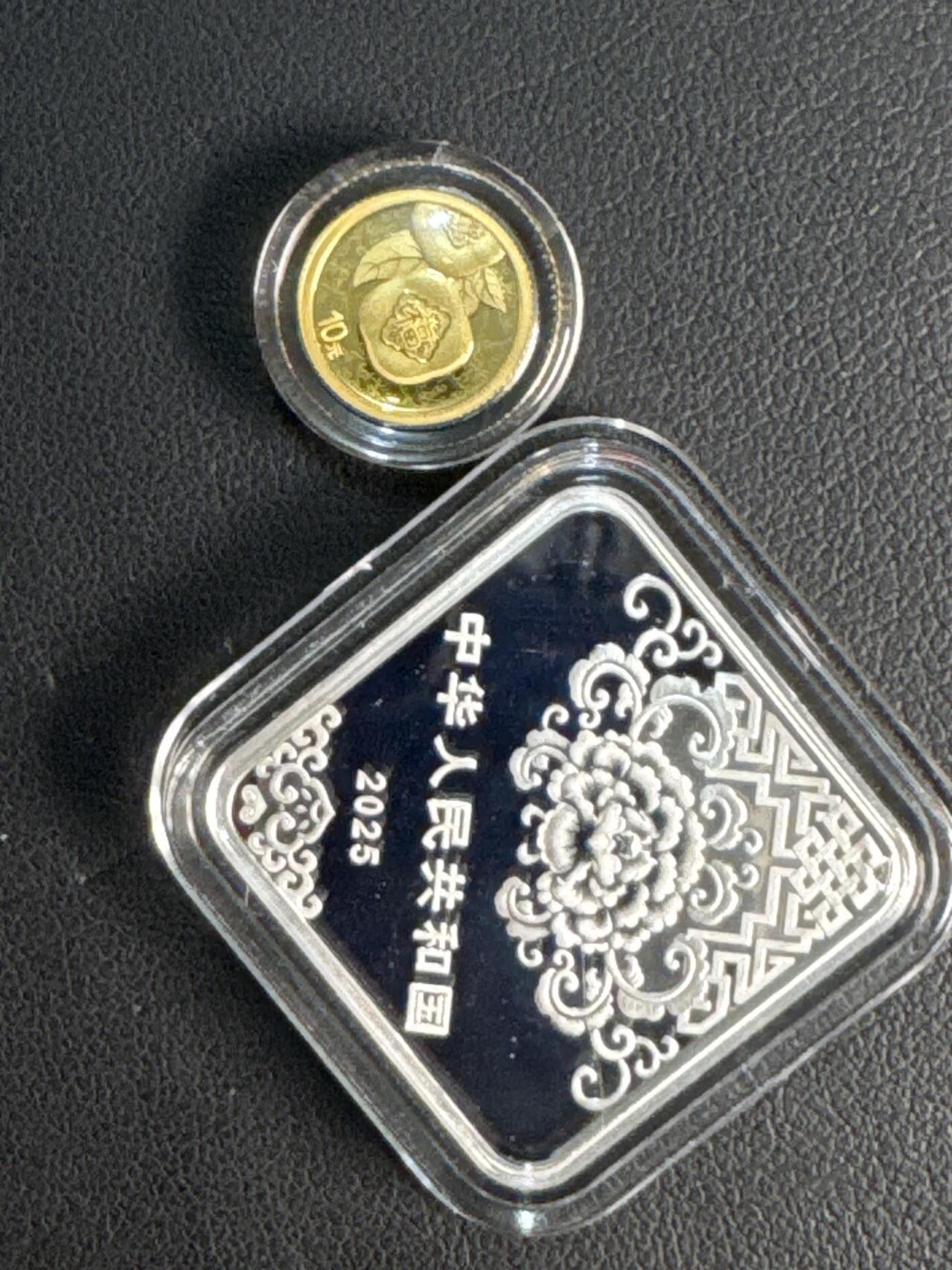 ❤️【币观天下】❤️ 第320期钱币拍卖- 2025.8.8周五晚上6点半场-长期征集拍品 中国2025年贺岁金银币套组（玩偶盲盒未拆封）金总包装盒子盒证齐全证书不带47尾数66