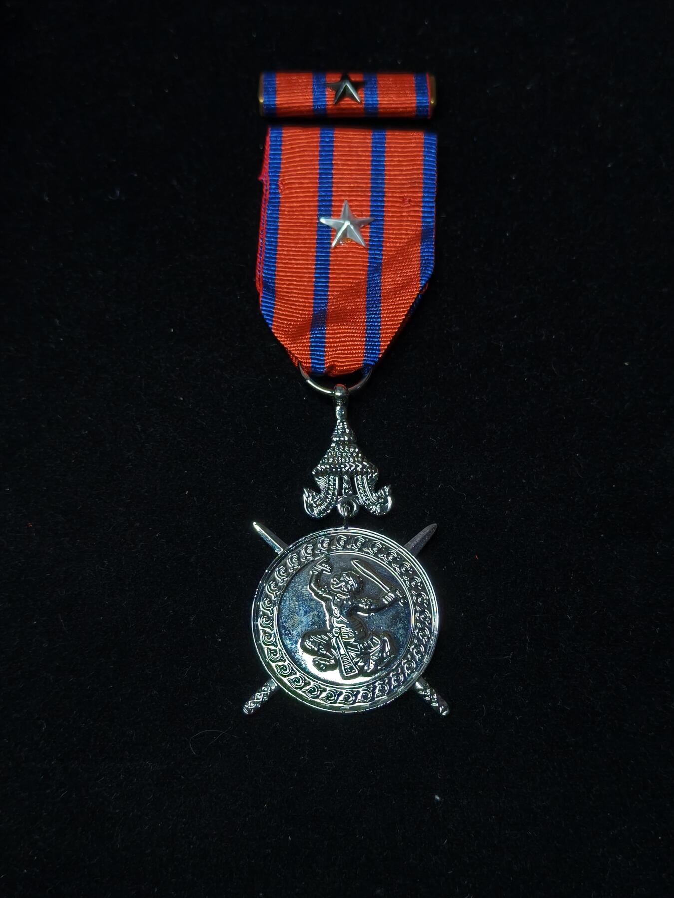 蜀地medal第10场精品专场拍卖 柬埔寨银级国防奖章 带原盒 带战斗星勋饰