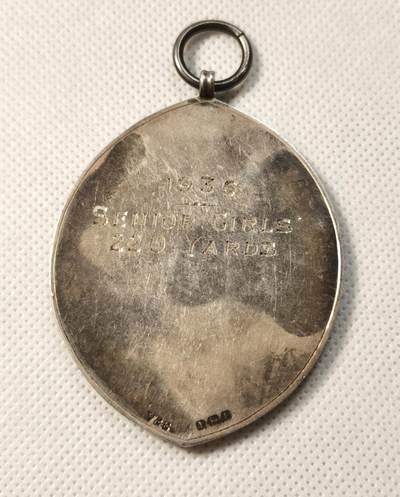 甄臻铺-世界币章拍卖（第28期），送拍享返佣金等优惠多多 英国1936年汉普郡女子学校220码赛跑纪念章，银质，正面皇冠和十字架图案，背面刻有