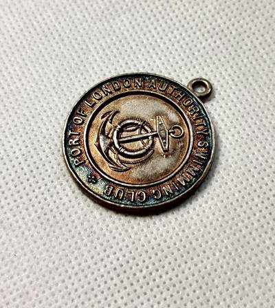 甄臻铺-世界币章拍卖（第28期），送拍享返佣金等优惠多多 伦敦港务局游泳俱乐部1910年银奖章，正面船锚图案，背面W.F.Edwards字样重17.4g，直径31.5mm