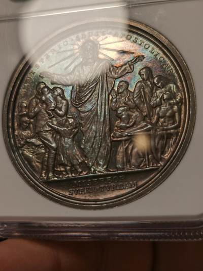 甄臻铺-世界币章拍卖（第28期），送拍享返佣金等优惠多多 NGC-MS64 1919年梵蒂冈本笃十五世纪念银章，Bartolotti手册编号E-919。正面是教皇本笃十五世侧面肖像，背面是耶稣施救一战伤员场景，刻工精美。直径44毫米，重约37克，品相完好，表面带银光，NGC唯一记录。