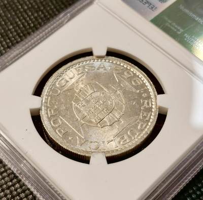 甄臻铺-世界币章拍卖（第28期），送拍享返佣金等优惠多多 NGC-MS64 1952年澳门首发伍圆，卷拆品相，两枚一组