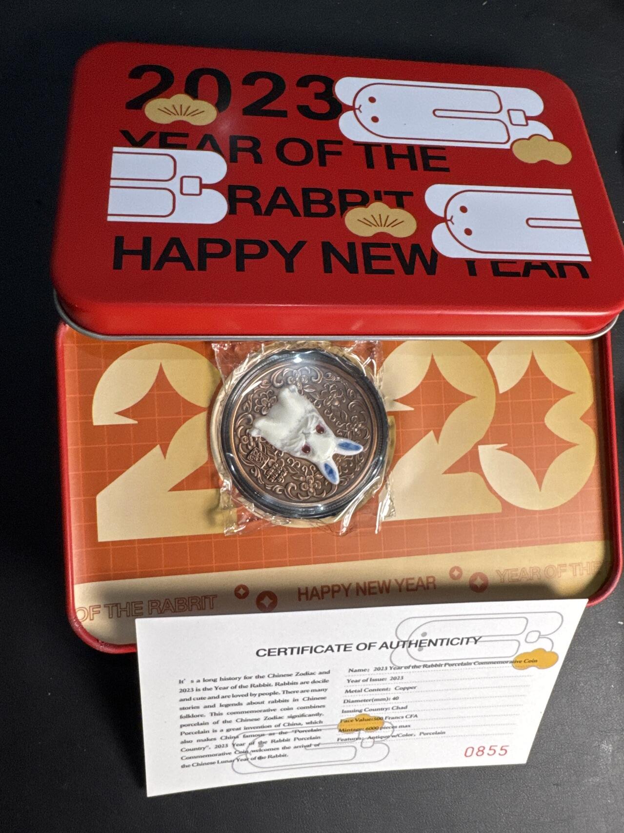 ❤️【币观天下】❤️ 第320期钱币拍卖- 2025.8.8周五晚上6点半场-长期征集拍品 原厂铁制礼盒包装带证书乍得2023年镶嵌瓷器小兔仿古高浮雕纪念铜币直径40毫米