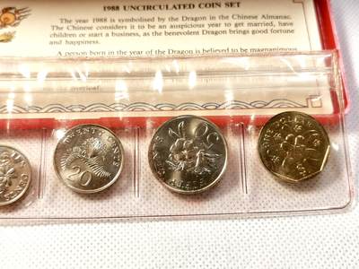 甄臻铺-世界币章拍卖（第28期），送拍享返佣金等优惠多多 1988年 新加坡 红盒龙年套币