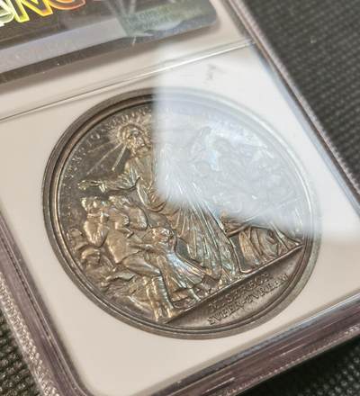 甄臻铺-世界币章拍卖（第28期），送拍享返佣金等优惠多多 NGC-MS64 1919年梵蒂冈本笃十五世纪念银章，Bartolotti手册编号E-919。正面是教皇本笃十五世侧面肖像，背面是耶稣施救一战伤员场景，刻工精美。直径44毫米，重约37克，品相完好，表面带银光，NGC唯一记录。
