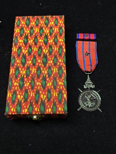蜀地medal第10场精品专场拍卖 - 柬埔寨铜级国防奖章 带原盒 带战斗星勋饰
