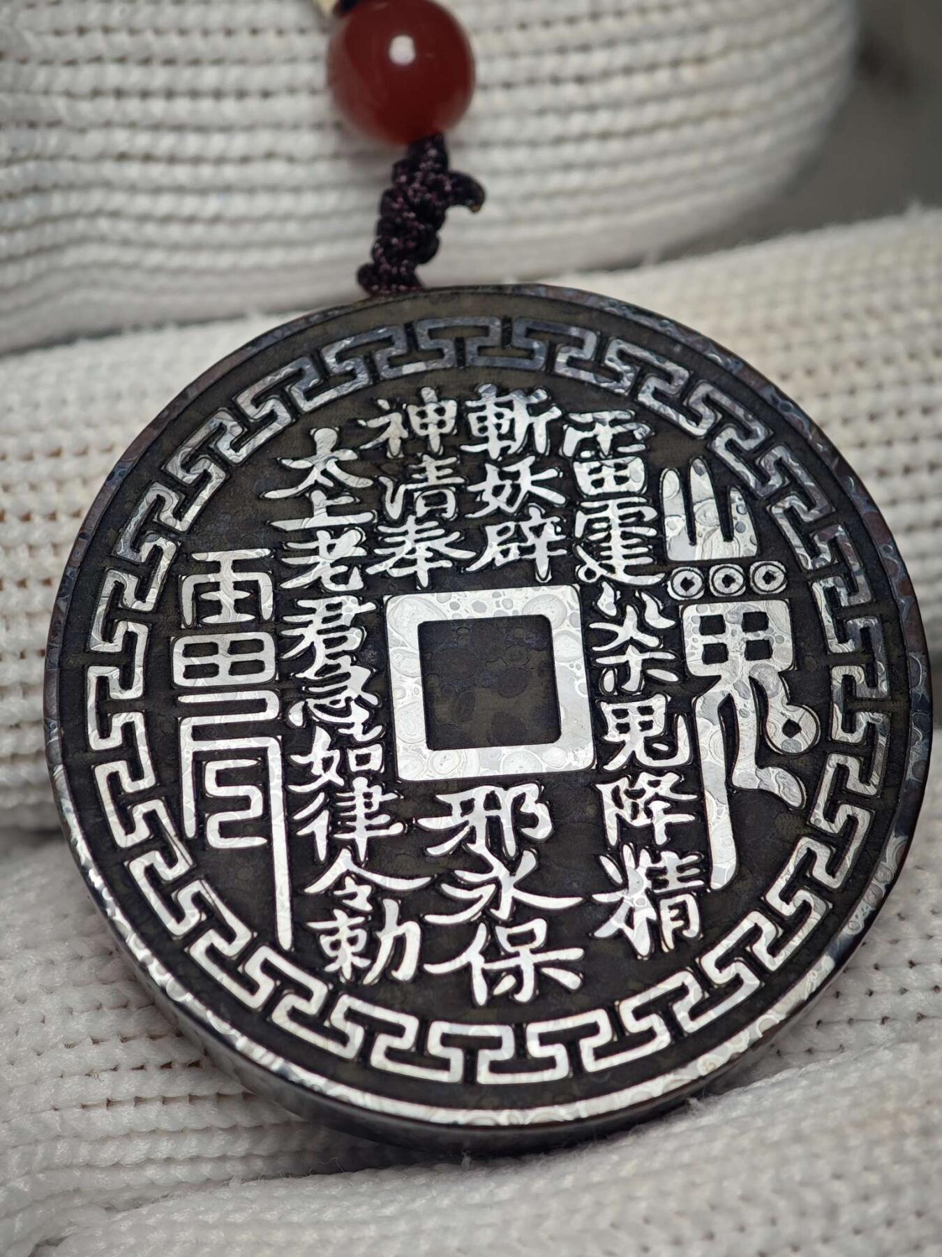 精品画面石金属网彩球粒山鬼花钱挂牌(28055)尺寸41*8mm重量42g