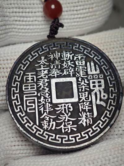 精品画面石金属网彩球粒山鬼花钱挂牌(28055)尺寸41*8mm重量42g - 精品画面石金属网彩球粒山鬼花钱挂牌(28055)尺寸41*8mm重量42g
