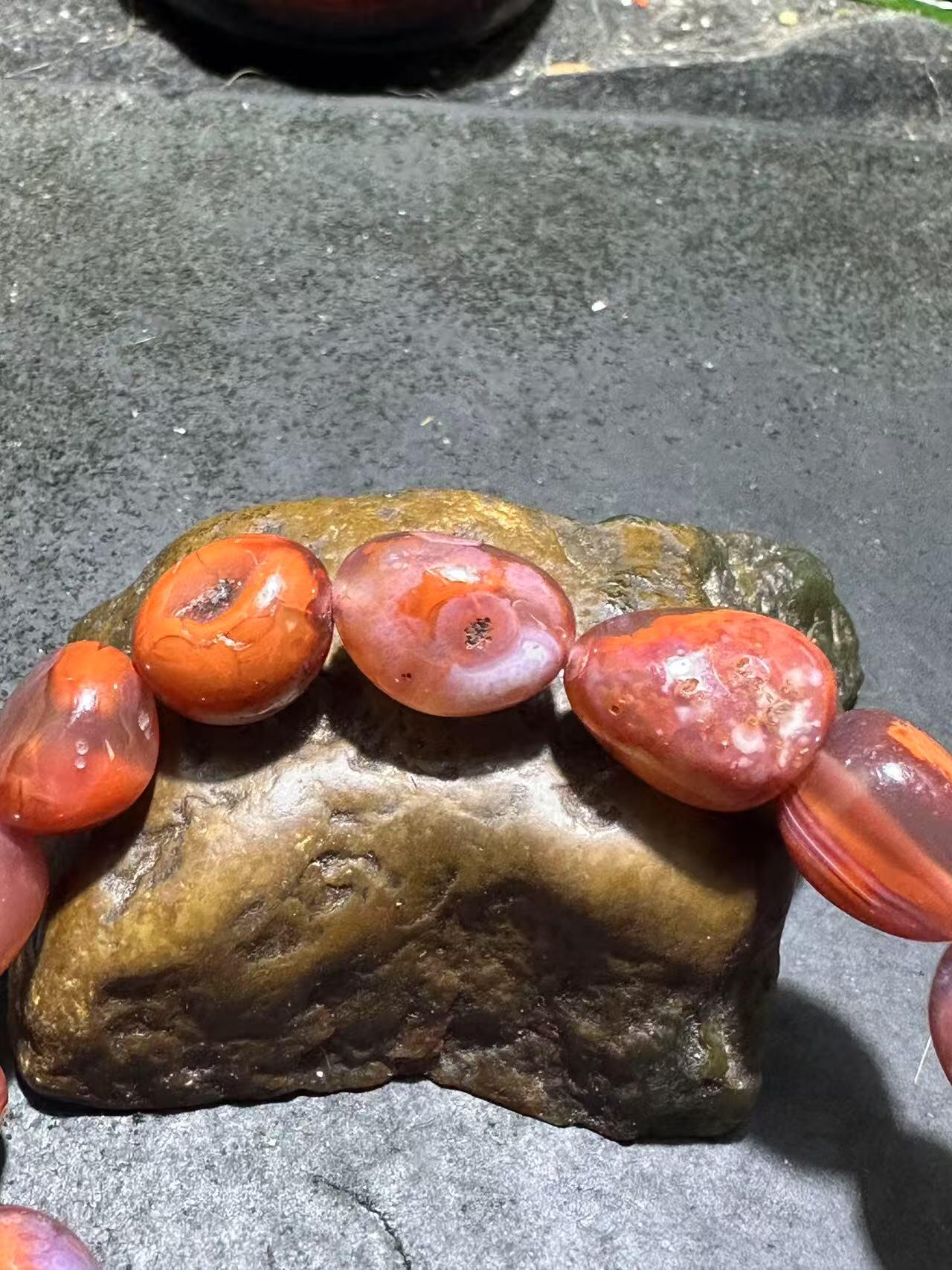 川料原皮冻料飘红火焰纹南红玛瑙随形单圈手串一条，