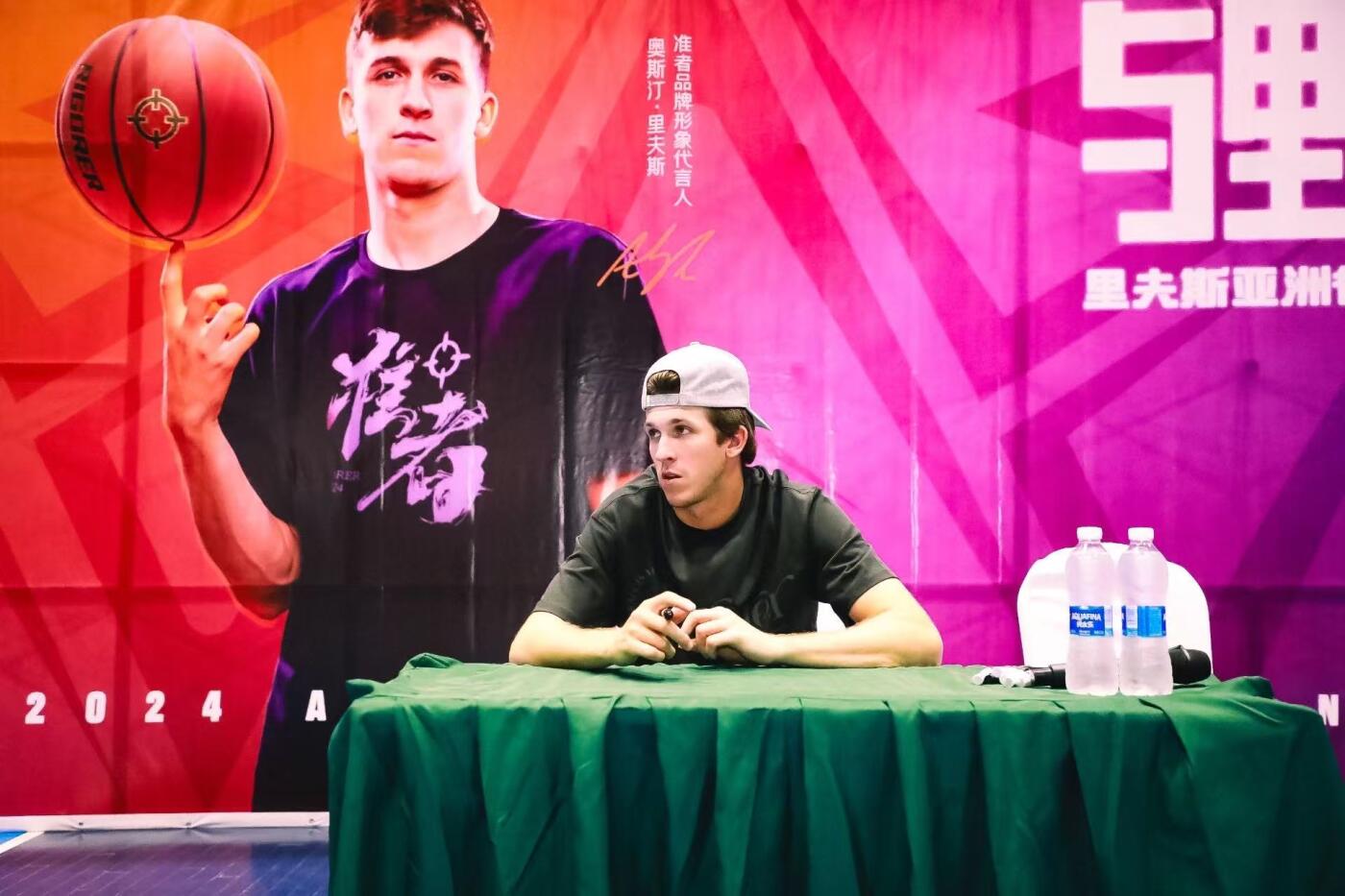 零元拍：奥斯汀·里弗斯（Austin Reaves）亲笔签名准者里弗斯一代AR1洛杉矶周末配色。2025年中国行8月2日至6日依次到访中国厦门、深圳和中国香港，举行了VIP球迷见面会和球迷嘉年华~  