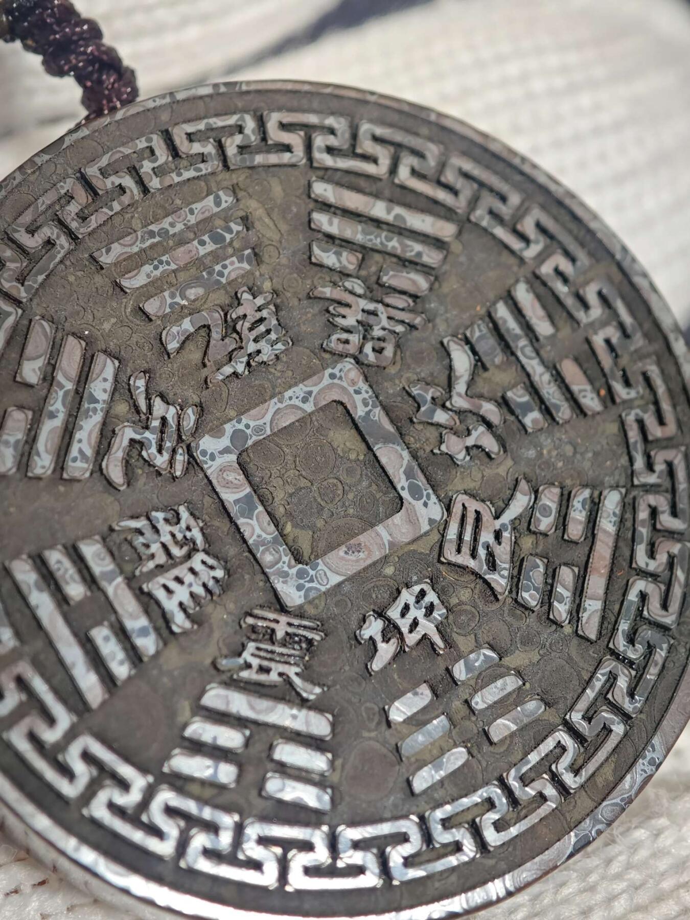 精品画面石金属网彩球粒山鬼花钱挂牌(28055)尺寸41*8mm重量42g