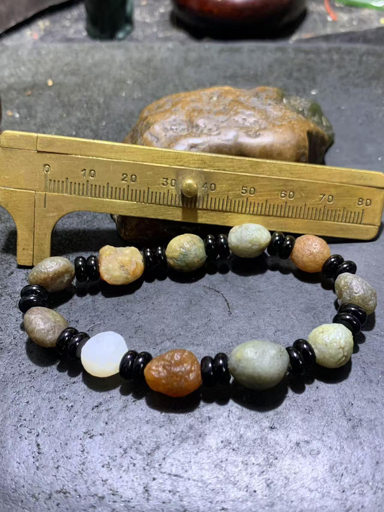 精美阿拉善麻皮玛瑙原石小手串一条。