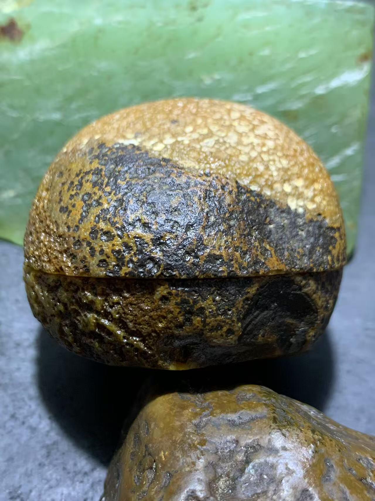 精美亚光原皮鸡油黄拉丝冰飘心战国红玛瑙对切原石摆件一对，