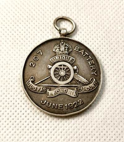 甄臻铺-世界币章拍卖（第28期），送拍享返佣金等优惠多多 - 1922年UBIQUE BATTERY JUNE纪念银章，英国皇家炮兵部队纪念章，重18.3g，直径32mm