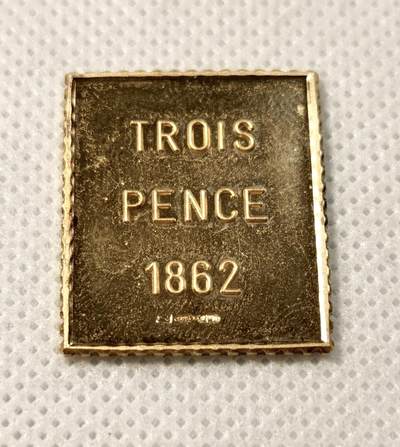 甄臻铺-世界币章拍卖（第28期），送拍享返佣金等优惠多多 1862年英国三便士银质邮票，金色电镀工艺，维多利亚女王头像，重5.9g，长25mm，宽22mm