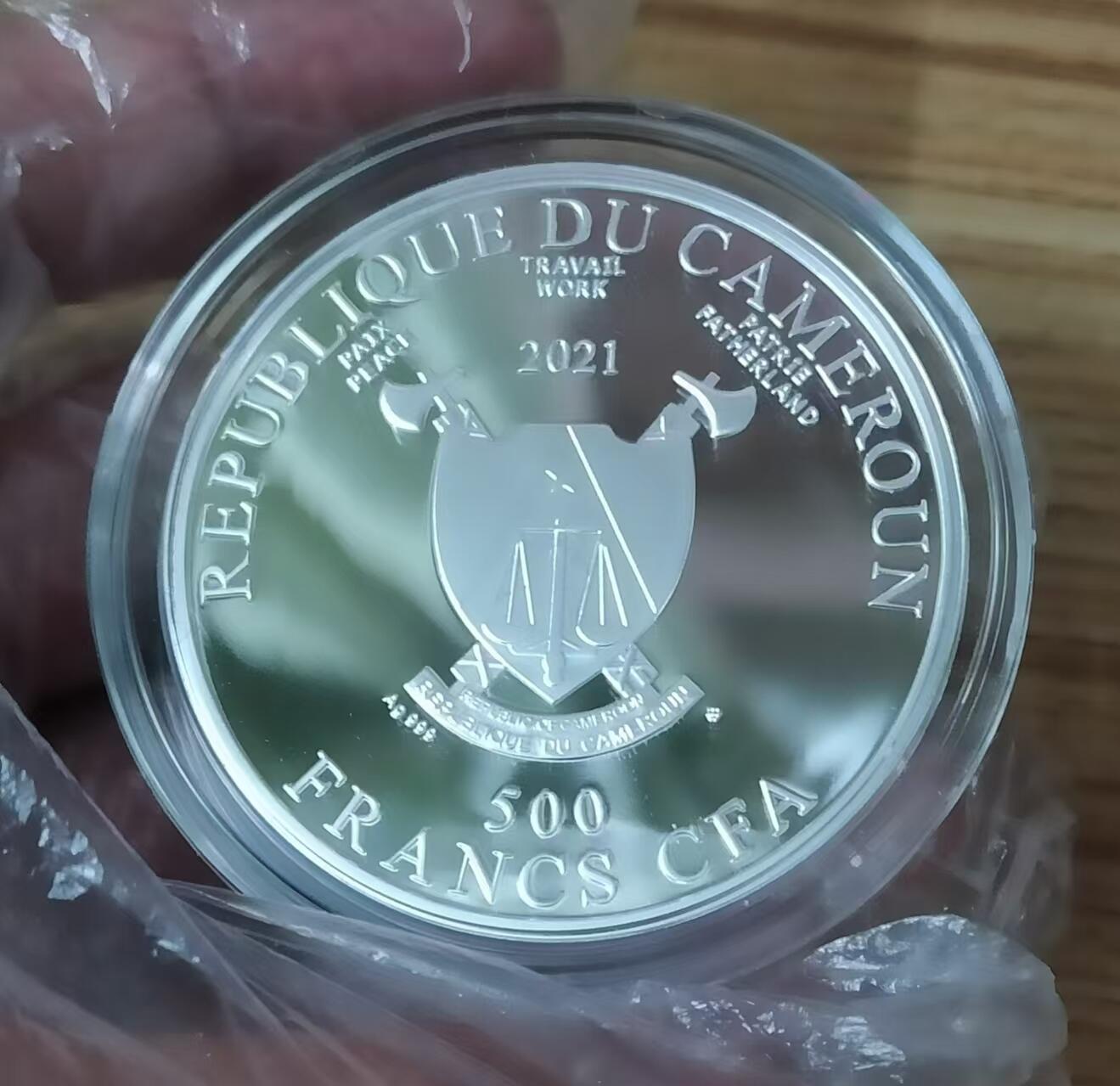 ❤️【币观天下】❤️ 第320期钱币拍卖- 2025.8.8周五晚上6点半场-长期征集拍品 喀麦隆2021年，丢勒杰出名画-《花栗鼠》，加大(直径达50mm)、镶嵌琥珀、激光镭射磨砂、彩色精制银币. 盒证全. 完美品相. 原价185美元