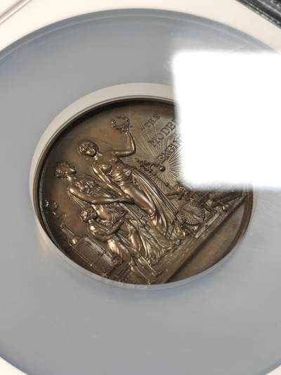 甄臻铺-世界币章拍卖（第28期），送拍享返佣金等优惠多多 NGC-MS64 BN 英国The Model Engineer模型工程师协会颁发的获奖铜章，直径51毫米。正面是两位女性雕像和工业机械图案，背面刻有