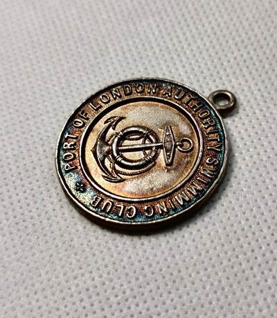 甄臻铺-世界币章拍卖（第28期），送拍享返佣金等优惠多多 伦敦港务局游泳俱乐部1910年银奖章，正面船锚图案，背面W.F.Edwards字样重17.4g，直径31.5mm