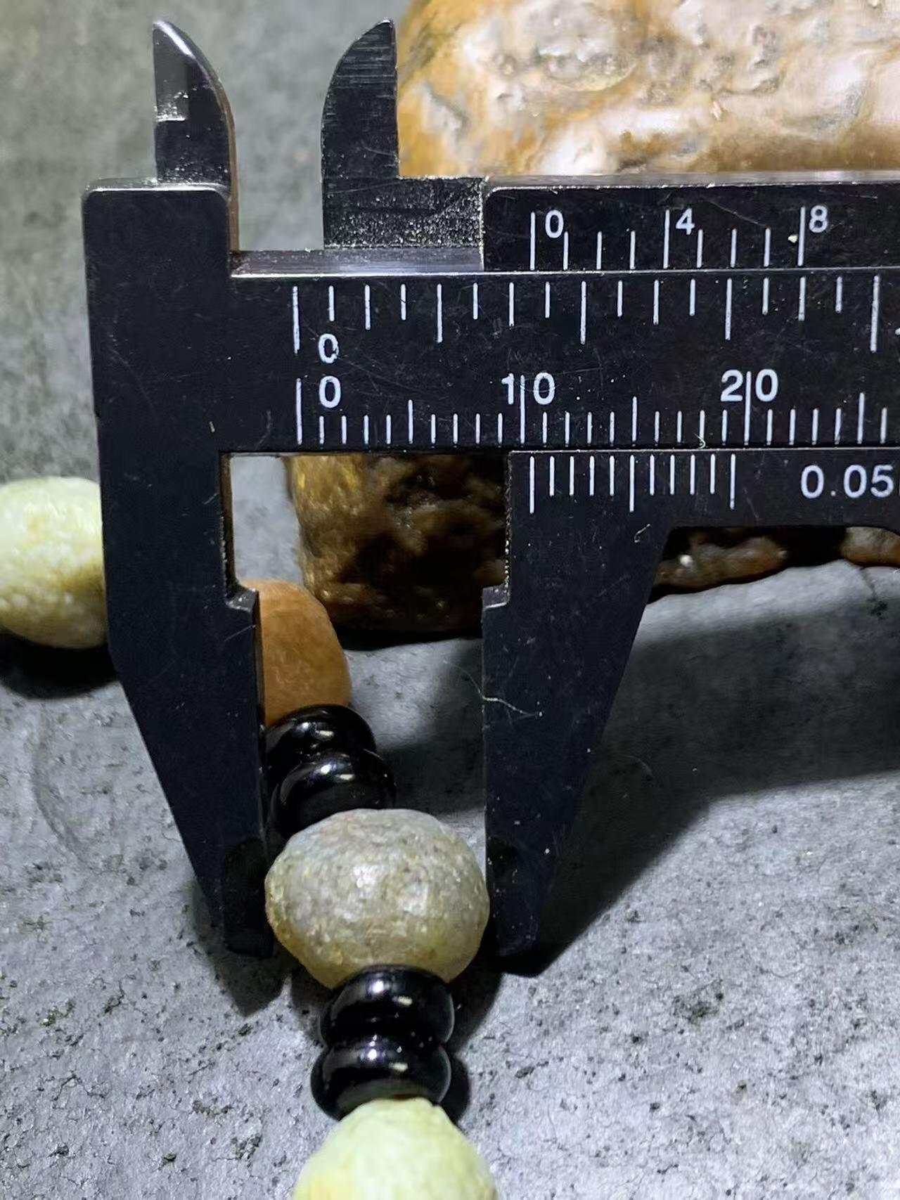 精美阿拉善麻皮玛瑙原石小手串一条。