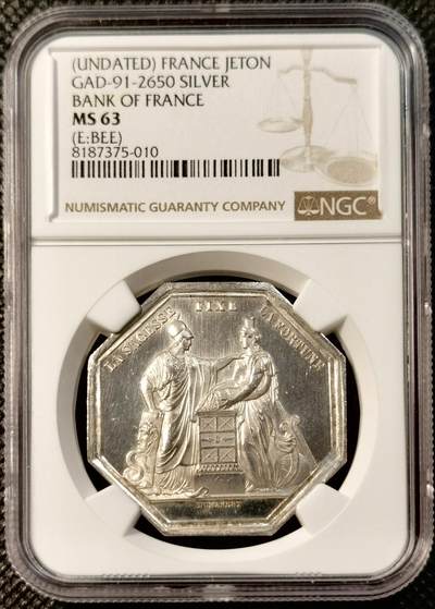 甄臻铺-世界币章拍卖（第28期），送拍享返佣金等优惠多多 - NGC-MS63 法国法兰西银行八角银章。正面刻有"LA SAGESSE FIXE LA FORTUNE"字样，描绘智慧女神和丰饶女神的浮雕图案，背面环绕橄榄枝纹饰，刻有"AN VIII"字样，蜜蜂边铭。对边尺寸约37毫米，重约24克，由DUMAREST大师制作