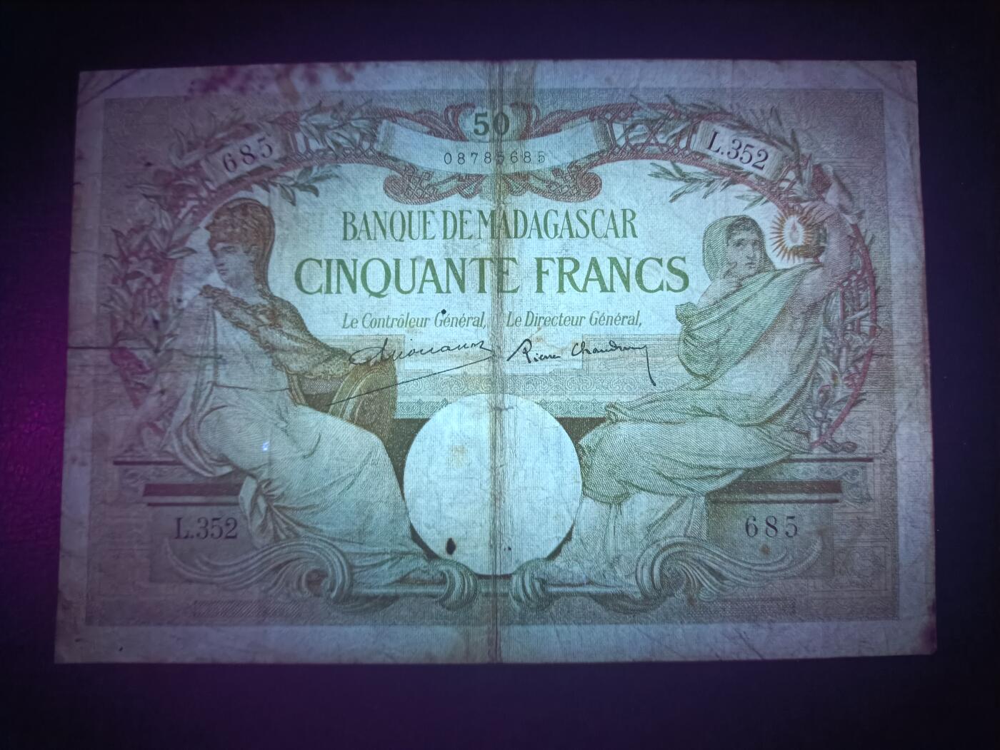 2025八月第二期（总187期） 法属马达加斯加1937版50法郎流通品相无47，代表法国和当地的女性人格化象征，以及婴儿在玛丽安娜女神面前嬉闹，少见品种