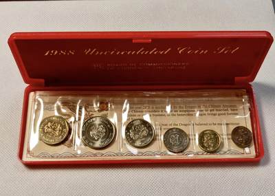 甄臻铺-世界币章拍卖（第28期），送拍享返佣金等优惠多多 1988年 新加坡 红盒龙年套币
