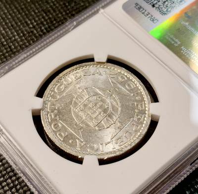 甄臻铺-世界币章拍卖（第28期），送拍享返佣金等优惠多多 NGC-MS64 1952年澳门首发伍圆，卷拆品相，两枚一组
