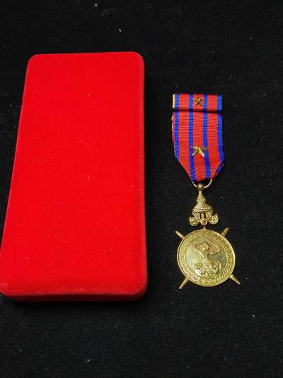 蜀地medal第10场精品专场拍卖 - 柬埔寨金级国防奖章 带原盒 带战斗星勋饰