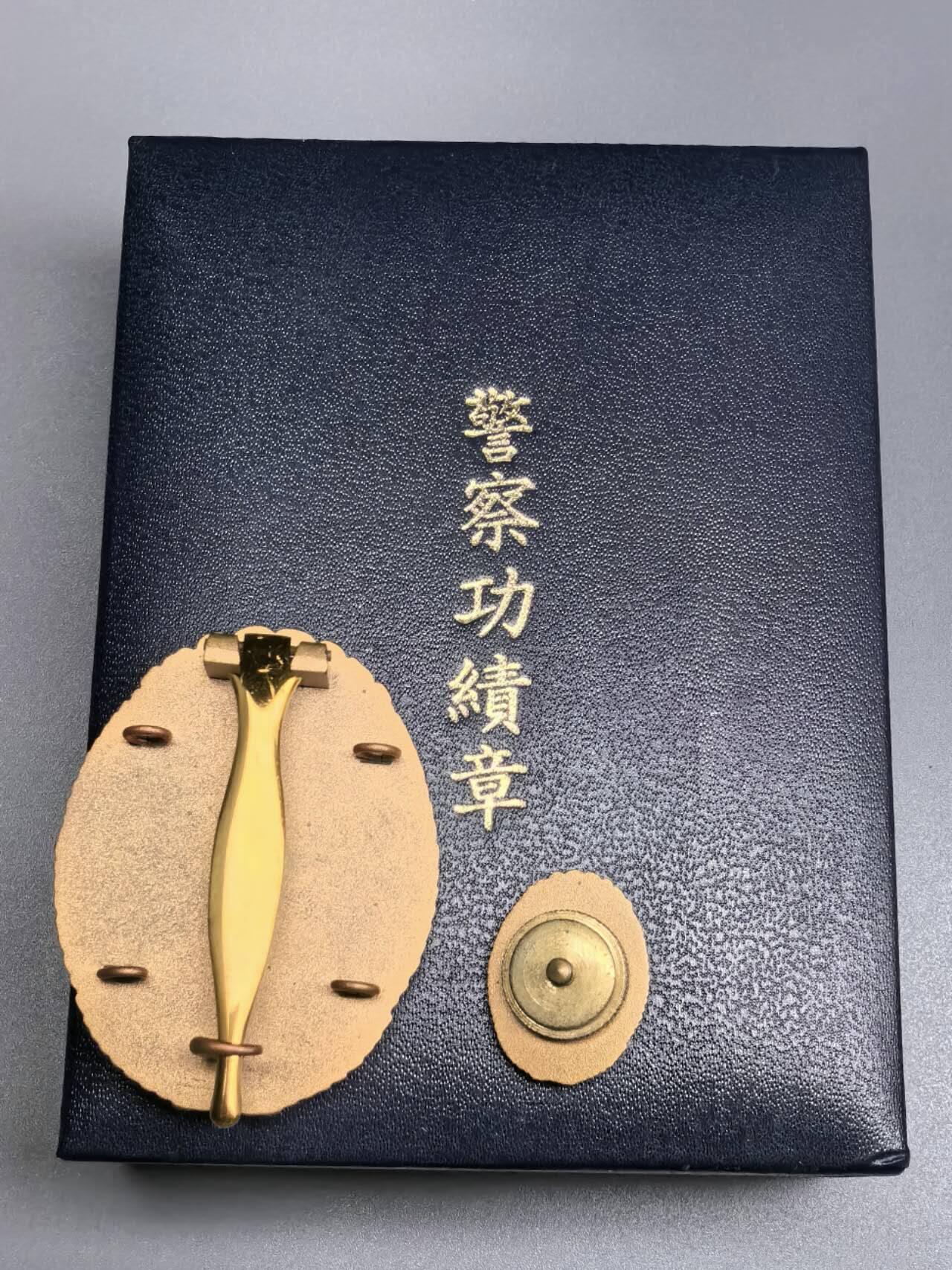 小驴勋章奖章收藏8月9日星期六晚18点拍卖（有偿代拍送拍规则在简介最后，店主微信码在最后一拍品，参拍须阅读规则后再参拍，关系到运费包装发货时效真假辨别等关键信息，送拍规则在介绍最后面） 日本警察功绩章带盒带mini章