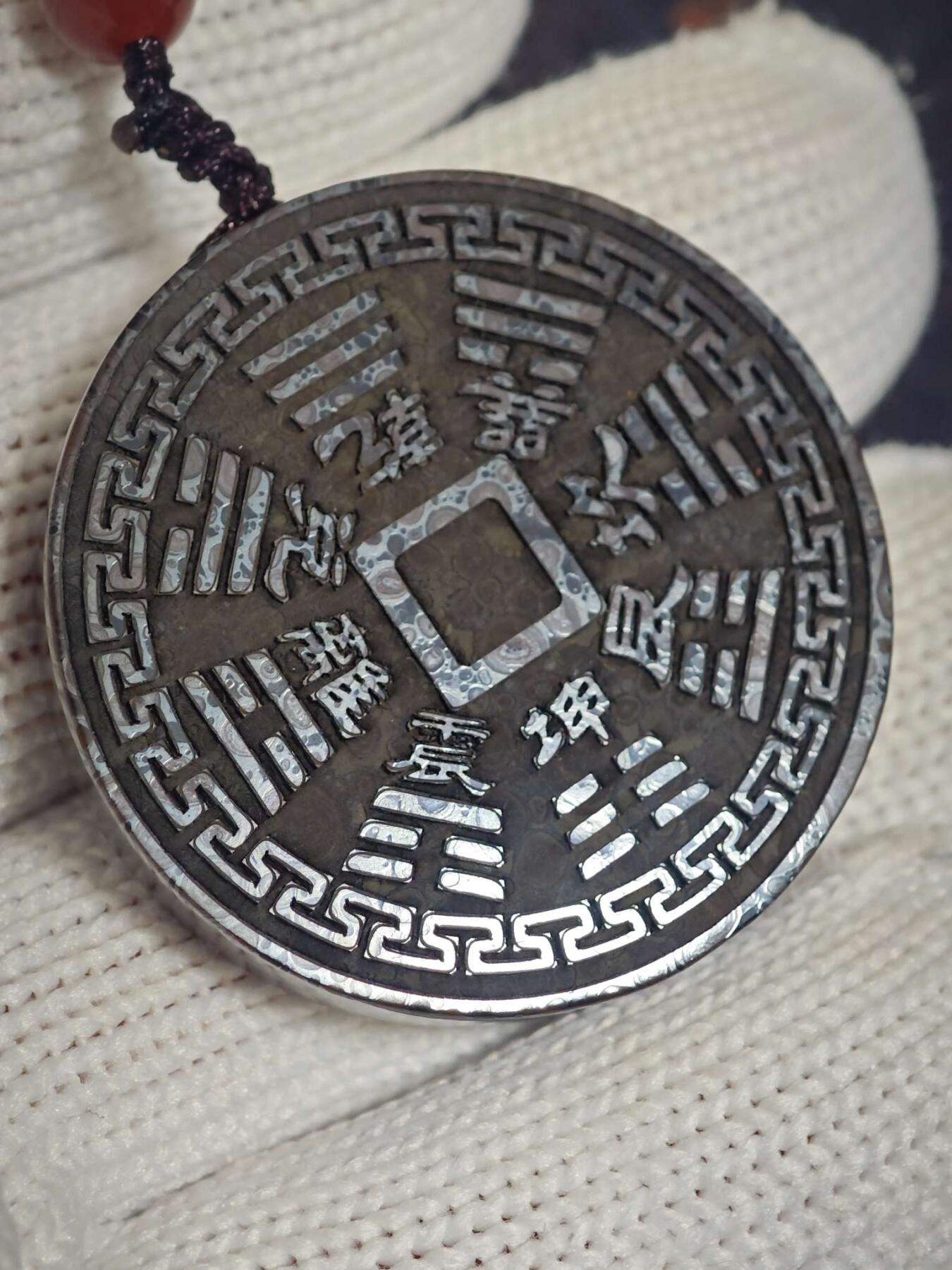 精品画面石金属网彩球粒山鬼花钱挂牌(28055)尺寸41*8mm重量42g