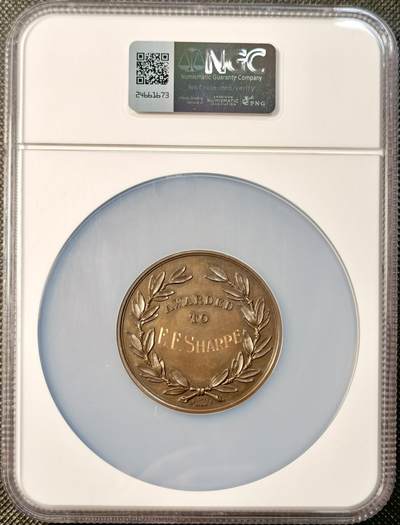 甄臻铺-世界币章拍卖（第28期），送拍享返佣金等优惠多多 NGC-MS64 BN 英国The Model Engineer模型工程师协会颁发的获奖铜章，直径51毫米。正面是两位女性雕像和工业机械图案，背面刻有