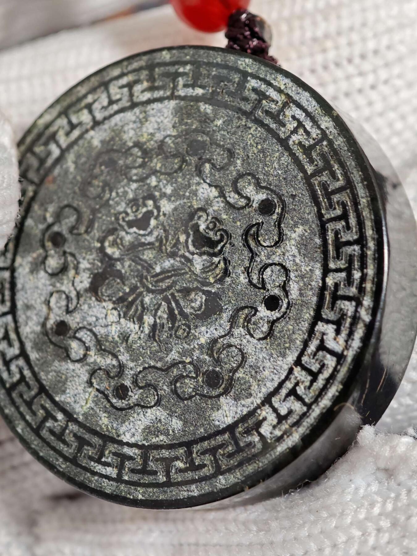 精品画面石中强磁墨玉招财进宝挂牌(21028)尺寸41*10mm重量37.4g