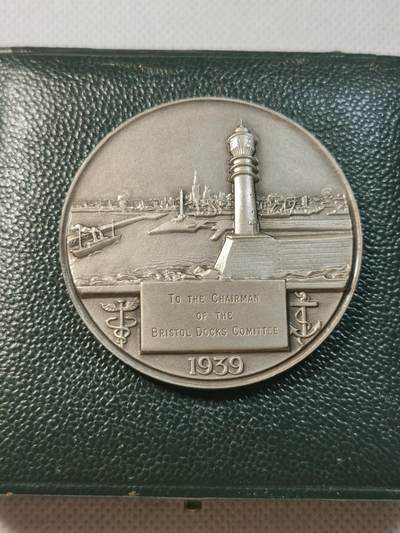 甄臻铺-世界币章拍卖（第28期），送拍享返佣金等优惠多多 1939年英国布里斯托尔港口委员会颁发的银质纪念章，直径50mm，重60.6g，丰饶角。正面是海神尼普顿手持三叉戟和盾牌，背面是布里斯托尔港口和船只，带原盒