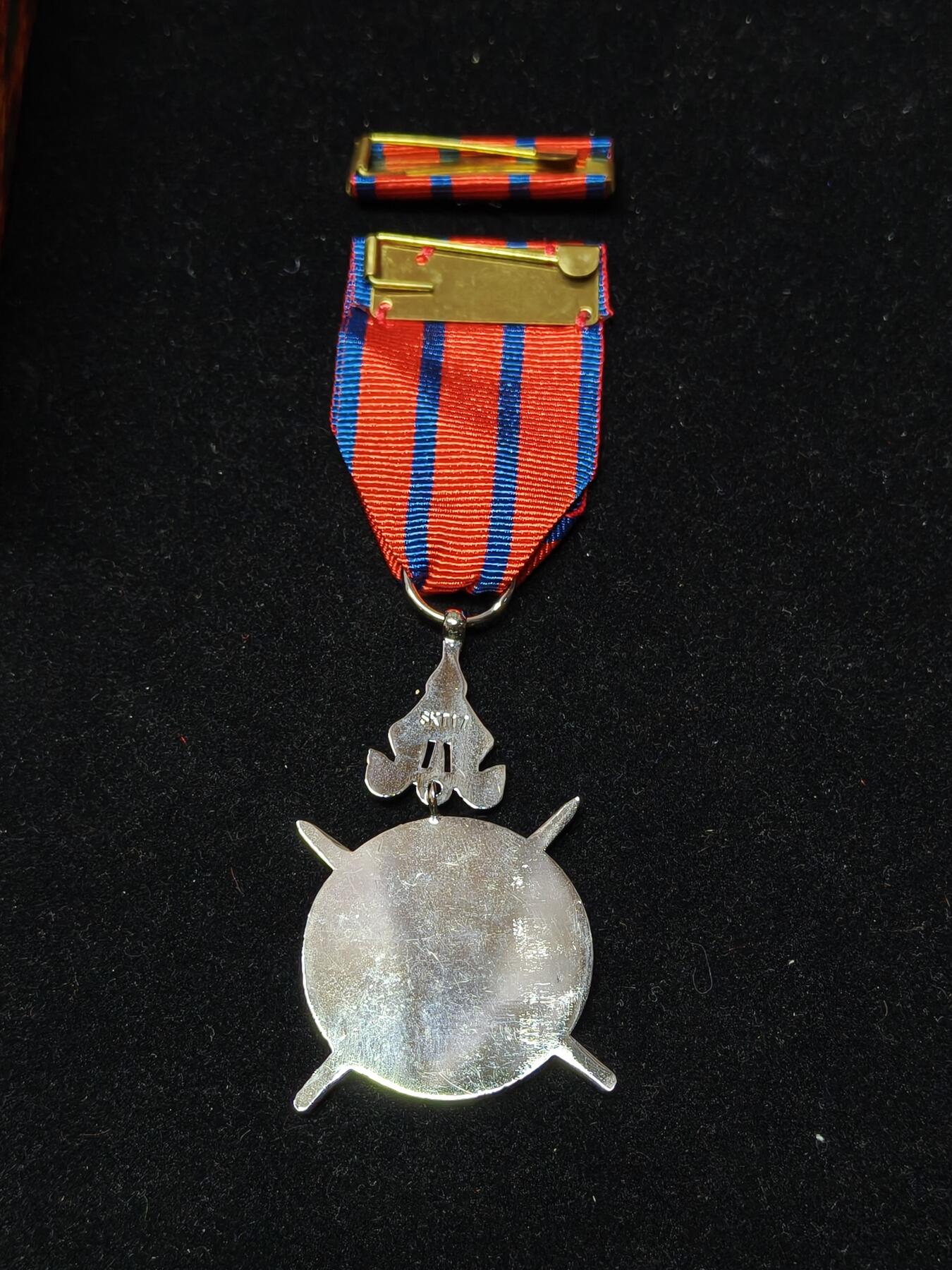 蜀地medal第10场精品专场拍卖 柬埔寨银级国防奖章 带原盒 带战斗星勋饰