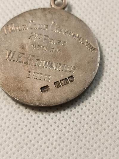 甄臻铺-世界币章拍卖（第28期），送拍享返佣金等优惠多多 伦敦港务局游泳俱乐部1910年银奖章，正面船锚图案，背面W.F.Edwards字样重17.4g，直径31.5mm