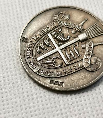 甄臻铺-世界币章拍卖（第28期），送拍享返佣金等优惠多多 1959年英国Torquay国际美食节纪念银章，双面浮雕工艺，正面是盾形纹章，背面是烹饪工具图案，重15.6g，直径33mm