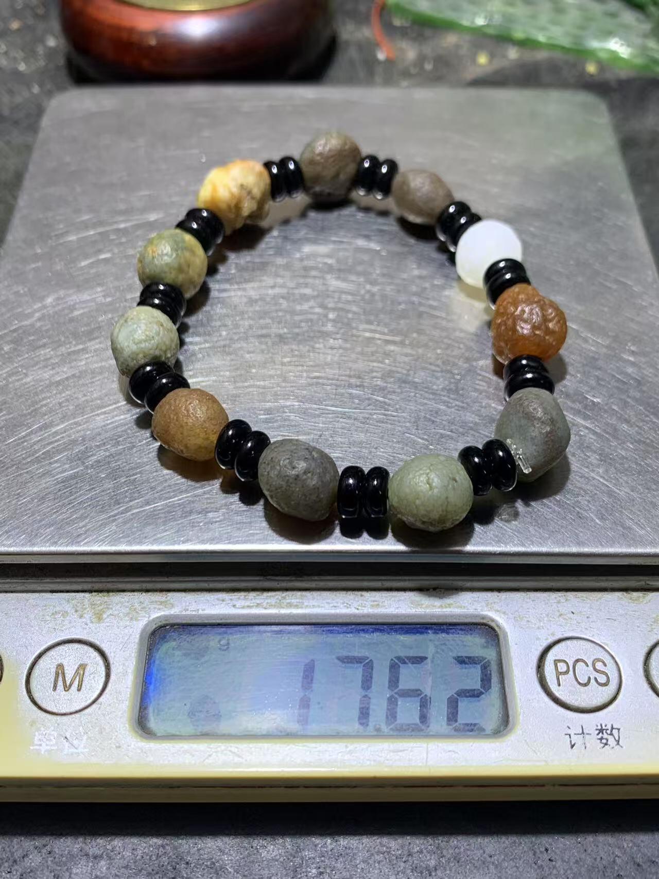 精美阿拉善麻皮玛瑙原石小手串一条。