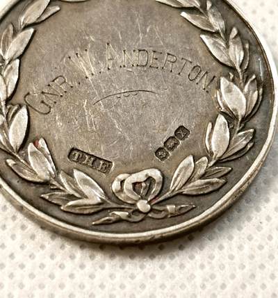 甄臻铺-世界币章拍卖（第28期），送拍享返佣金等优惠多多 1922年UBIQUE BATTERY JUNE纪念银章，英国皇家炮兵部队纪念章，重18.3g，直径32mm