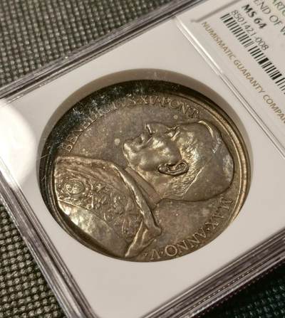 甄臻铺-世界币章拍卖（第28期），送拍享返佣金等优惠多多 NGC-MS64 1919年梵蒂冈本笃十五世纪念银章，Bartolotti手册编号E-919。正面是教皇本笃十五世侧面肖像，背面是耶稣施救一战伤员场景，刻工精美。直径44毫米，重约37克，品相完好，表面带银光，NGC唯一记录。