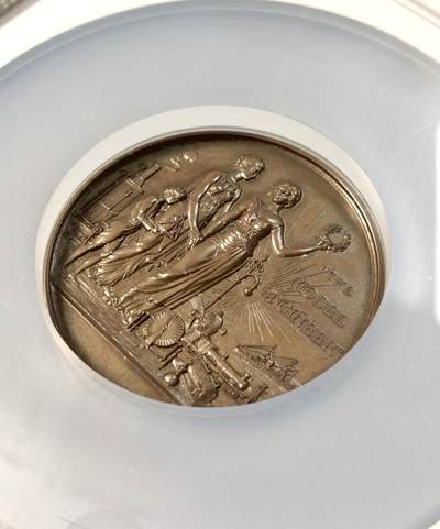 甄臻铺-世界币章拍卖（第28期），送拍享返佣金等优惠多多 NGC-MS64 BN 英国The Model Engineer模型工程师协会颁发的获奖铜章，直径51毫米。正面是两位女性雕像和工业机械图案，背面刻有