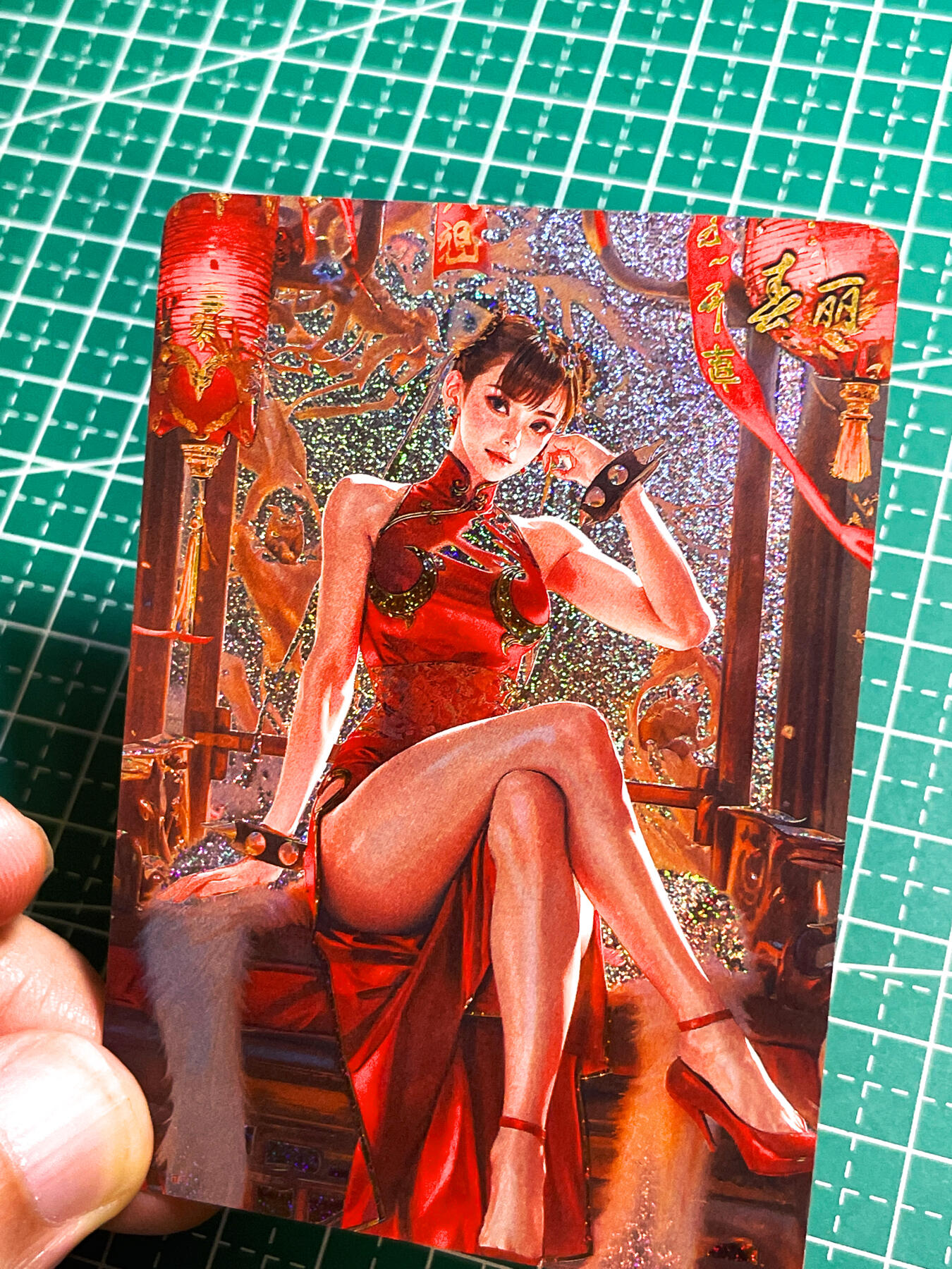 显眼宝26期 都有拍摄近景图可以细看 驴歪歪 工艺体验散配 拳皇 春丽 背后大头有图 一张 折光浮雕炫银星纱工艺  63*88  3号