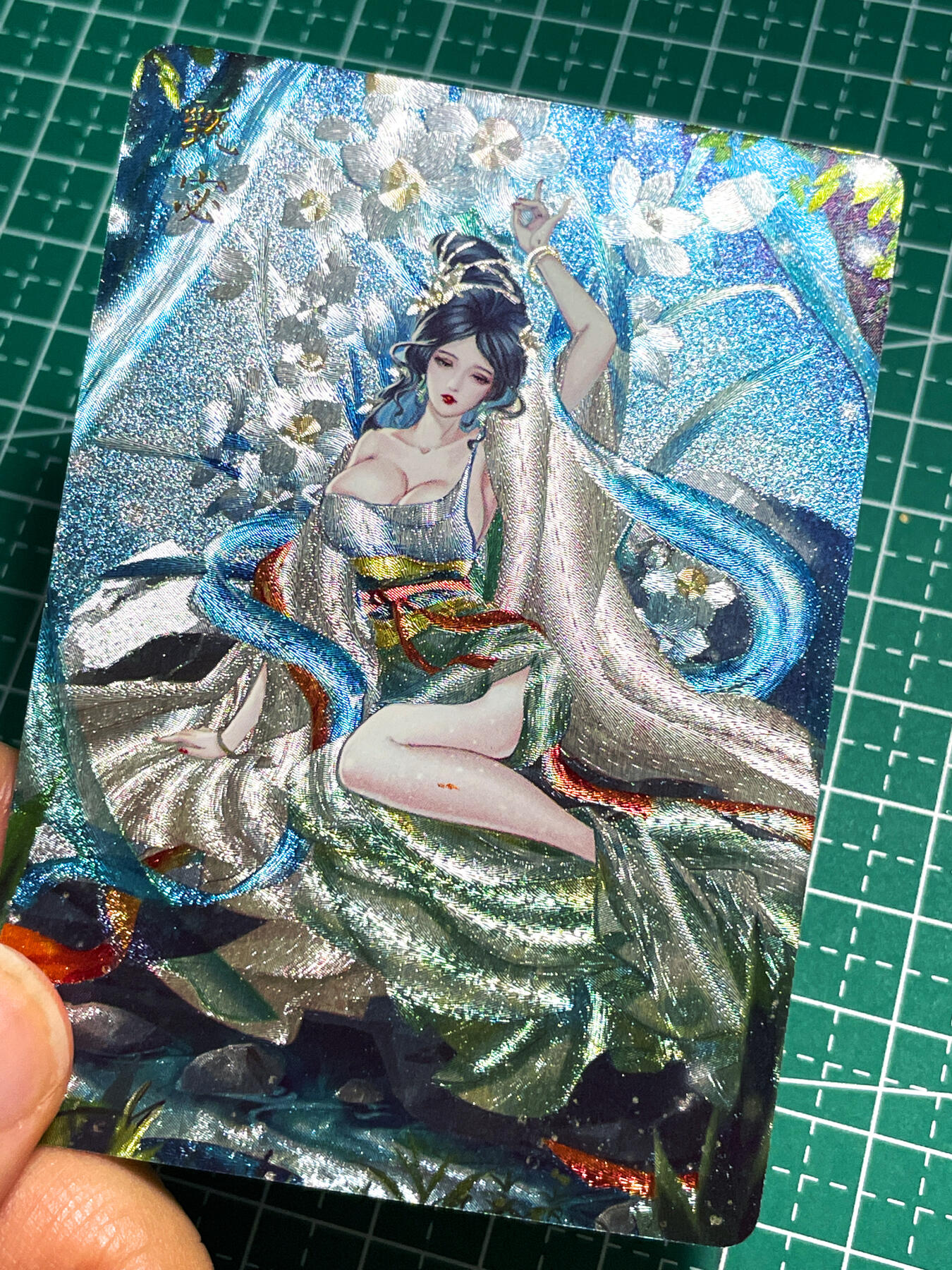 显眼宝26期 都有拍摄近景图可以细看 燎原卡牌 焱卡文化 十二花神 甄宓 腿上有印上烫金 介意慎拍  粗闪工艺   63*88