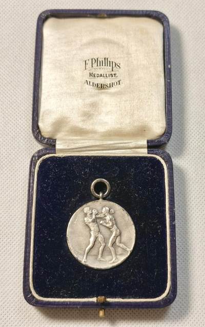 甄臻铺-世界币章拍卖（第28期），送拍享返佣金等优惠多多 1928年英国拳击比赛奖牌，正面是两个拳击手对战图案，背面是百合花图案和LXIII罗马数字。重20.4g，直径32mm。带原盒