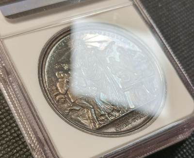 甄臻铺-世界币章拍卖（第28期），送拍享返佣金等优惠多多 NGC-MS64 1919年梵蒂冈本笃十五世纪念银章，Bartolotti手册编号E-919。正面是教皇本笃十五世侧面肖像，背面是耶稣施救一战伤员场景，刻工精美。直径44毫米，重约37克，品相完好，表面带银光，NGC唯一记录。