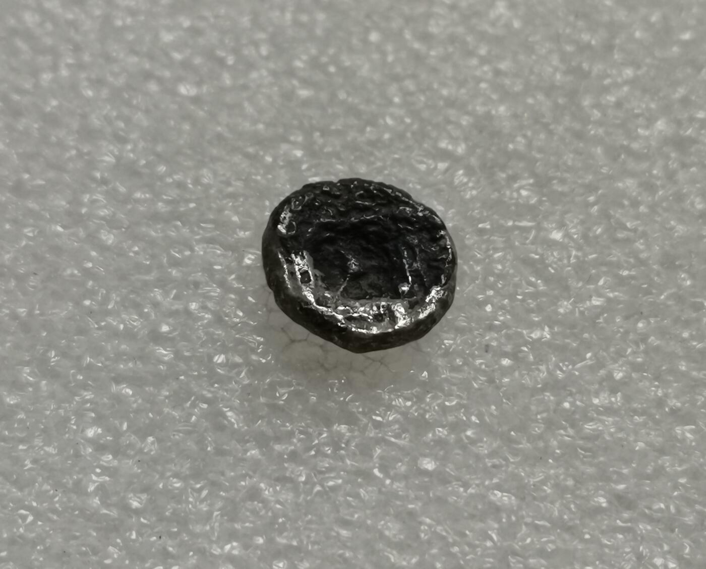 瓶子🏺第202期拍卖会  古希腊卡利亚地区哈利卡纳苏斯城海怪刻托斯银币 公元前500-前495年卡利亚地区首府哈利卡纳苏斯城发行 正面是龙形海怪刻托斯的头像  头像栩栩如生  背面是网格形花饰中的大芒星 直径12毫米  重量2克  面值1/6银标币 广受欢迎的品种  好品在欧洲大拍上能拍到几千 哈利卡纳苏斯卡利亚地区首府今天的土耳其博德鲁姆  古代世界七大奇迹之一的摩索拉斯王陵所在地
