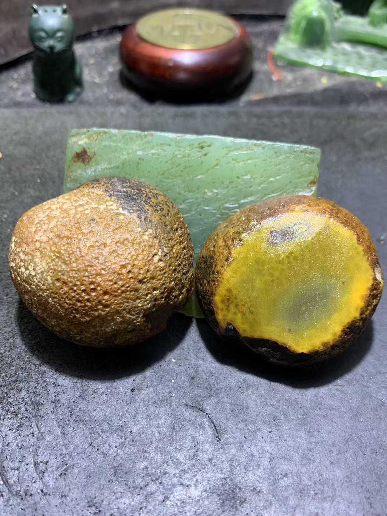 精美亚光原皮鸡油黄拉丝冰飘心战国红玛瑙对切原石摆件一对，