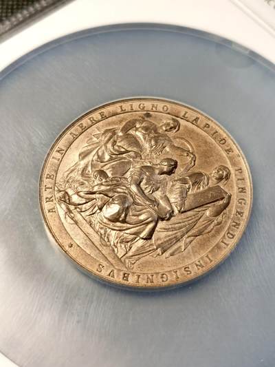 甄臻铺-世界币章拍卖（第28期），送拍享返佣金等优惠多多 NGC-MS64RB 1883年奥地利图形协会纪念铜章，正面雕刻有“IN LIGNO LAPIDE PINGENDI INSCRIPTIO”字样，背面是奥地利双头鹰徽章，铭文“MEMINISSE IUVET”。