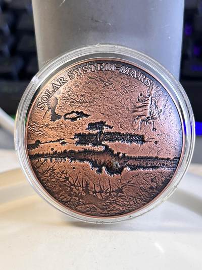 第170期拍卖【长期征集拍品】 - 纽埃2017年太阳系镶嵌火星NWA7397陨石曲面银币，999银，发行686枚